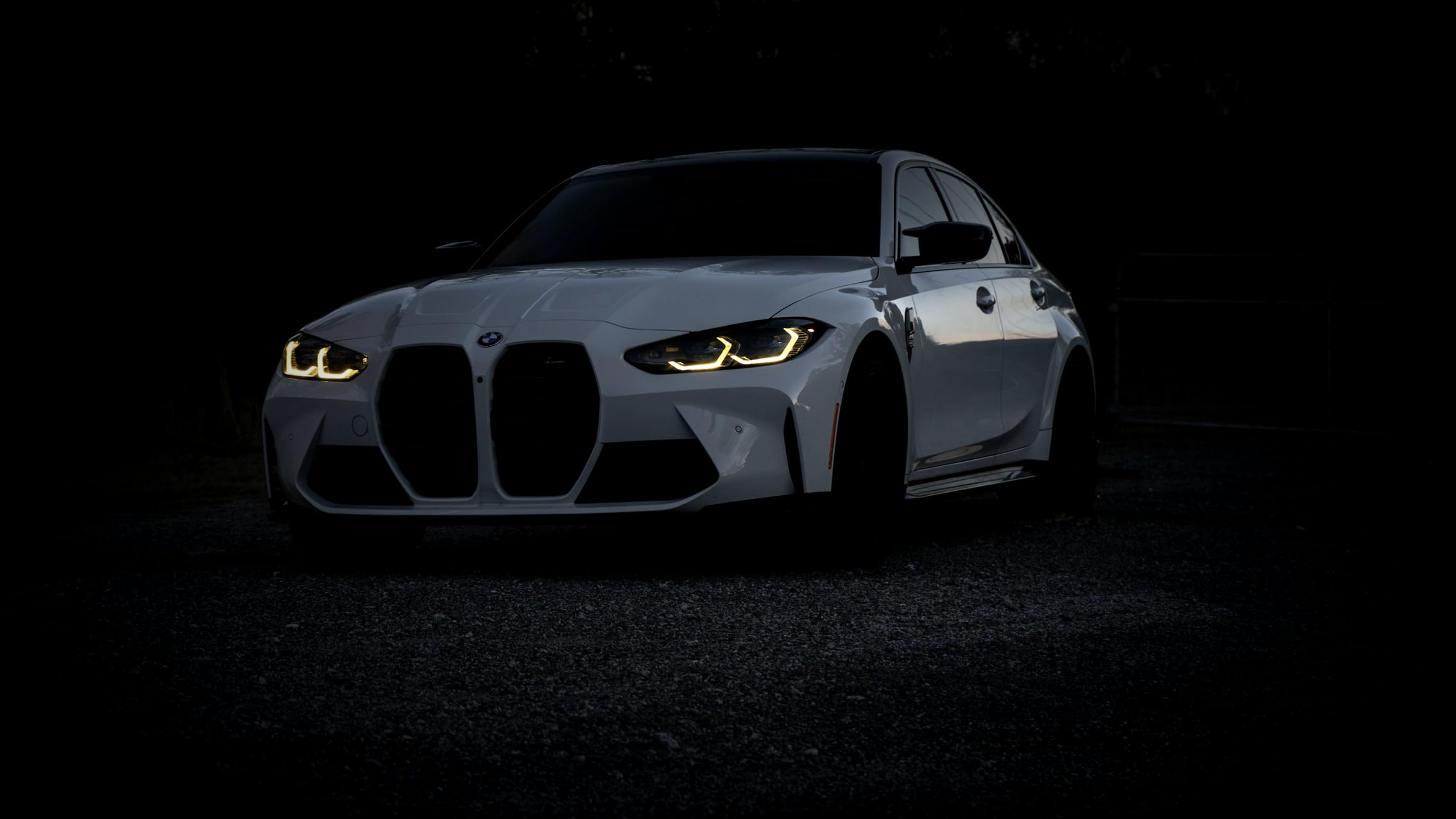 Weißer BMW M3 bei Nacht, Symbolbild